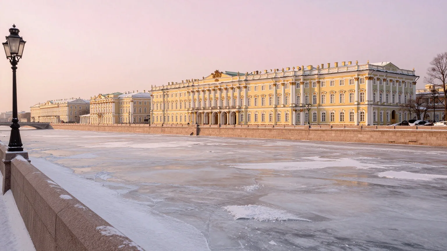 Ein zugefrorener Fluss in einer russischen Hauptstadt im Winter, eine Granitufermauer mit Laternen und blasse Palastfassaden